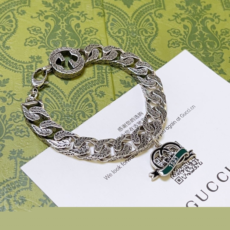 G*u*i bracelets